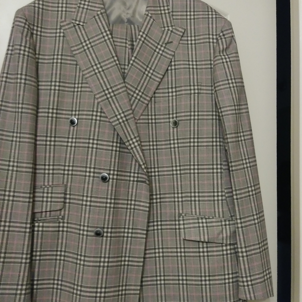 Suits - Picture 7 of 8